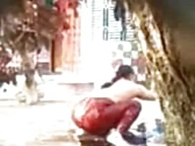 Jeugdige tiener houdt nederlandstalige sexfilmpjes ervan haar poesje te proeven video (Sashenka)